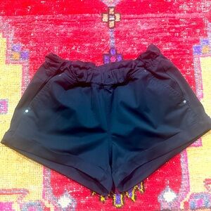 LULULEMON cuffed black shorts sz 8